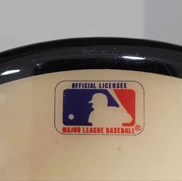 Toronto Blue Jays Baseball MLB Collectables Set Bear, Vintage Wall Clock & Book - Picture 4 of 17